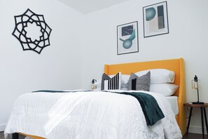 2 室のベッドルーム、デスク、WiFi、ベッドシーツ
