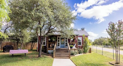 Modern farmhouse cottage close to downtown Bandera