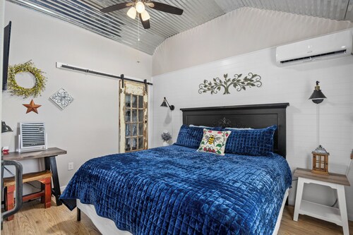Modern farmhouse cottage close to downtown Bandera