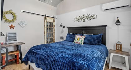 Modern farmhouse cottage close to downtown Bandera