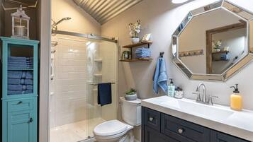 Douche, séchoir à cheveux, serviettes fournies, savon