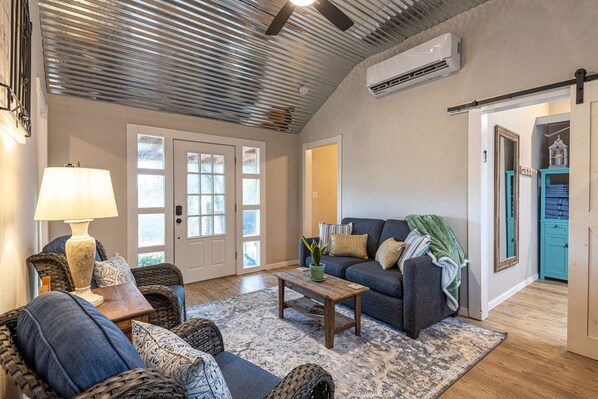 Smart TV - Modern farmhouse cottage close to downtown Bandera (Bandera)