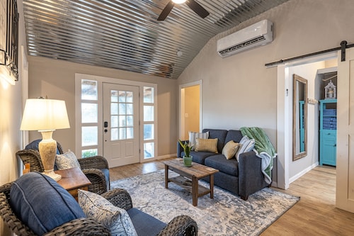 Modern farmhouse cottage close to downtown Bandera