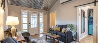 Modern farmhouse cottage close to downtown Bandera