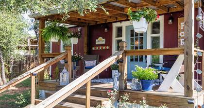 Modern farmhouse cottage close to downtown Bandera