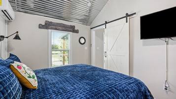 2 bedrooms, desk, iron/ironing board, WiFi (free)