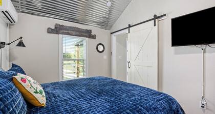 Modern farmhouse cottage close to downtown Bandera
