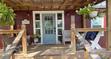 Modern farmhouse cottage close to downtown Bandera