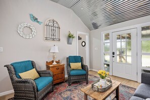 Interior - Modern farmhouse cottage close to downtown Bandera (Bandera)