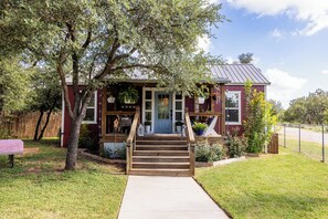 A small house with a front porch, wooden steps, and a mailbox. - Modern farmhouse cottage close to downtown Bandera (Bandera)