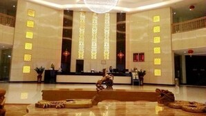 A spacious lobby with a central reception desk, a large chandelier, and traditional decorative elements. - Zhenshan Hotel Resort (Zhaoqing Sihui Zhenshan Tourism Resort Area) (Sihui)