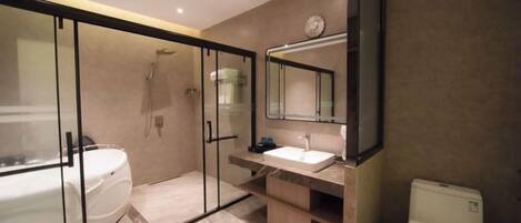 Une salle de bain moderne avec une douche à parois de verre, des toilettes séparées et un meuble-lavabo avec un miroir.