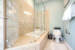 Secadora de cabello, toallas, jabón, papel de baño 