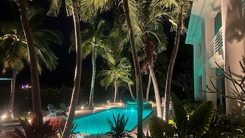 Een buitenzwembad, een verwarmd zwembad