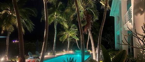 Una piscina al aire libre, una piscina climatizada