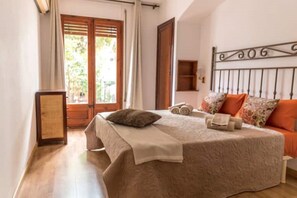 3 bedrooms, desk, iron/ironing board, WiFi - Pure Private Garden Apartment Sitges centre beach (Sitges)