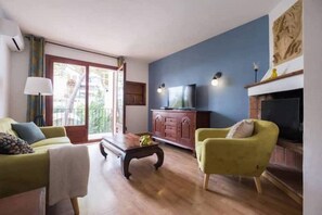 Smart TV - Pure Private Garden Apartment Sitges centre beach (Sitges)