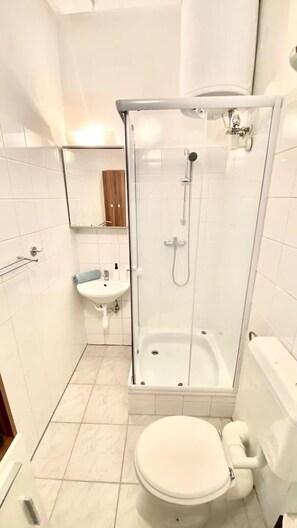 Apartment, 1 Queen-Bett | Badezimmer | Dusche, Haartrockner, Handtücher