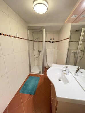 Shower, hair dryer, towels, soap - Schönes Appartment in Laufweite zum Zentrum & Mainufer (Würzburg)