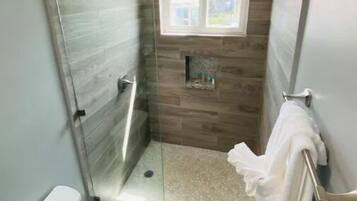 Douche, sĂšche-cheveux, serviettes fournies, savon