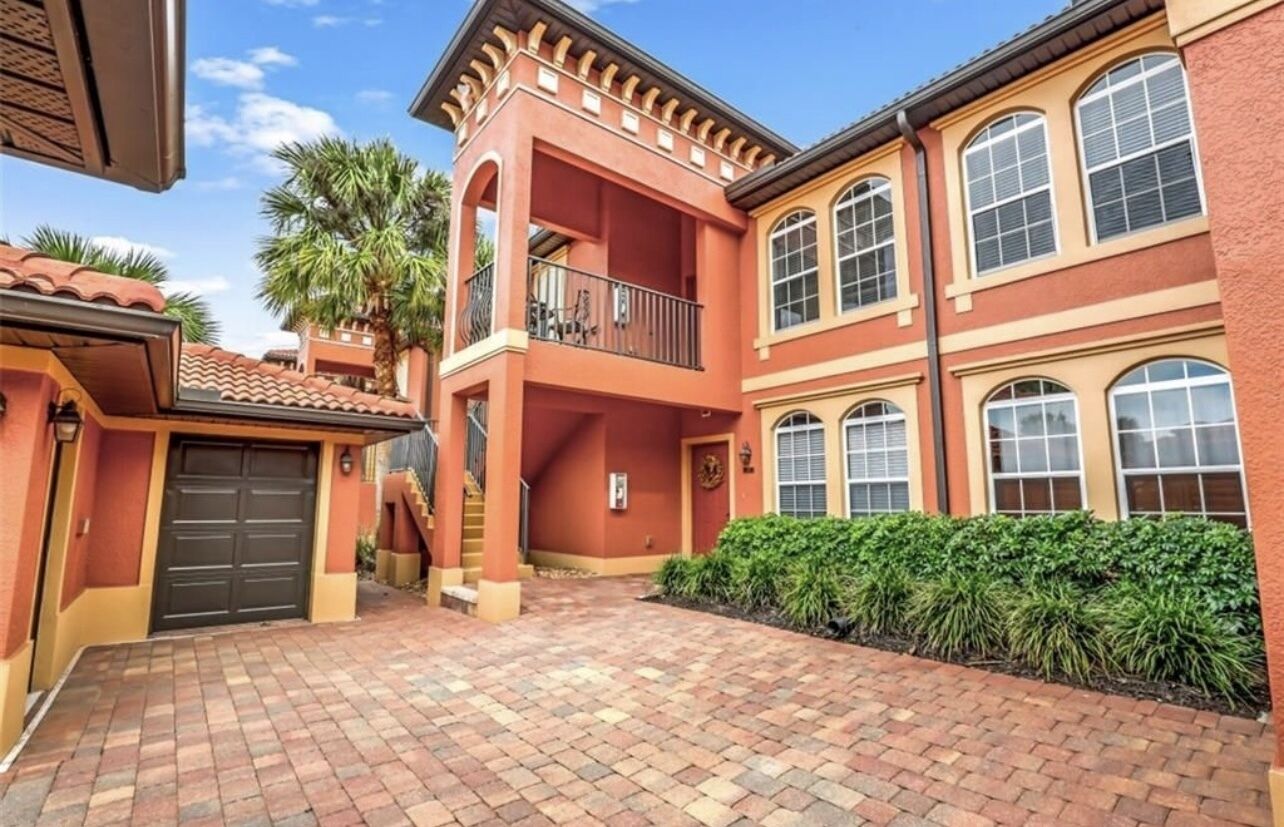 NAPLES HUGE CONDO 7 miles to the beach.