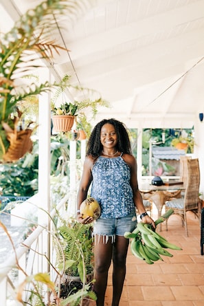 Outdoor dining - Bed & Breakfast with Lovely Pool and Breathtaking Views (Port Antonio)