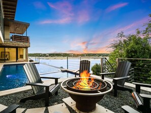 Terrace/patio - Modern Midcentury Lakefront with pool, hot tub, & private boat dock/Boat rentals (Austin)