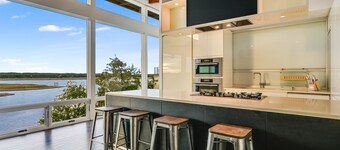 Modern Midcentury Lakefront with pool, hot tub, & private boat dock/Boat rentals