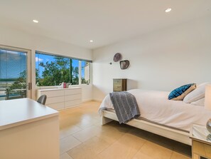 5 habitaciones, escritorio, wifi y ropa de cama