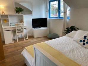 5 bedrooms, in-room safe, desk, travel cot - Family beach house w/hot tub, easy beachfront access, and sea views! (Downderry)