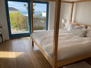 5 bedrooms, in-room safe, desk, travel cot - Family beach house w/hot tub, easy beachfront access, and sea views! (Downderry)