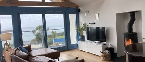 Smart-tv, een open haard, boeken en een computerscherm