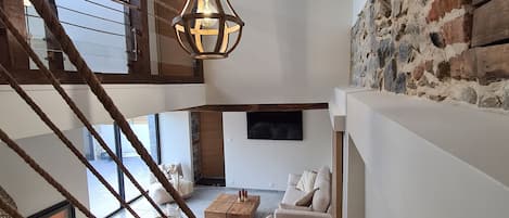 Smart TV, fireplace