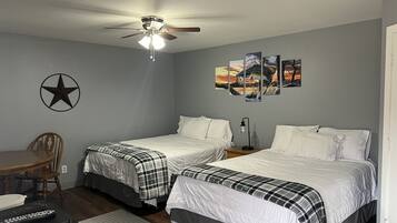 Bureau, fer et planche Ă repasser, Wi-Fi gratuit, draps fournis