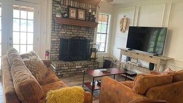 Smart TV, lareira, escritórios