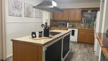 Geladeira, micro-ondas, fogão, cooktop