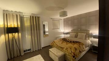 Apartment, 2 Queen Beds | 2 bedrooms, free WiFi, bed sheets