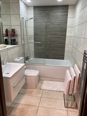 Apartment, 2 Queen Beds | Bathroom | Separate tub and shower, deep soaking tub, towels