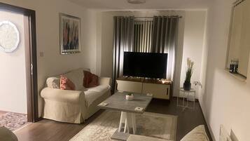 Apartment, 2 Queen Beds | Living area