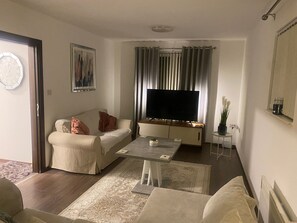 Apartment, 2 Queen Beds | Living area