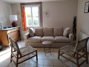 Una televisión, una chimenea, libros