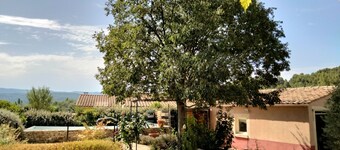 Au Milieu des Vignobles, Près de Plusieurs Sites Classés et Chemins de Randonnée