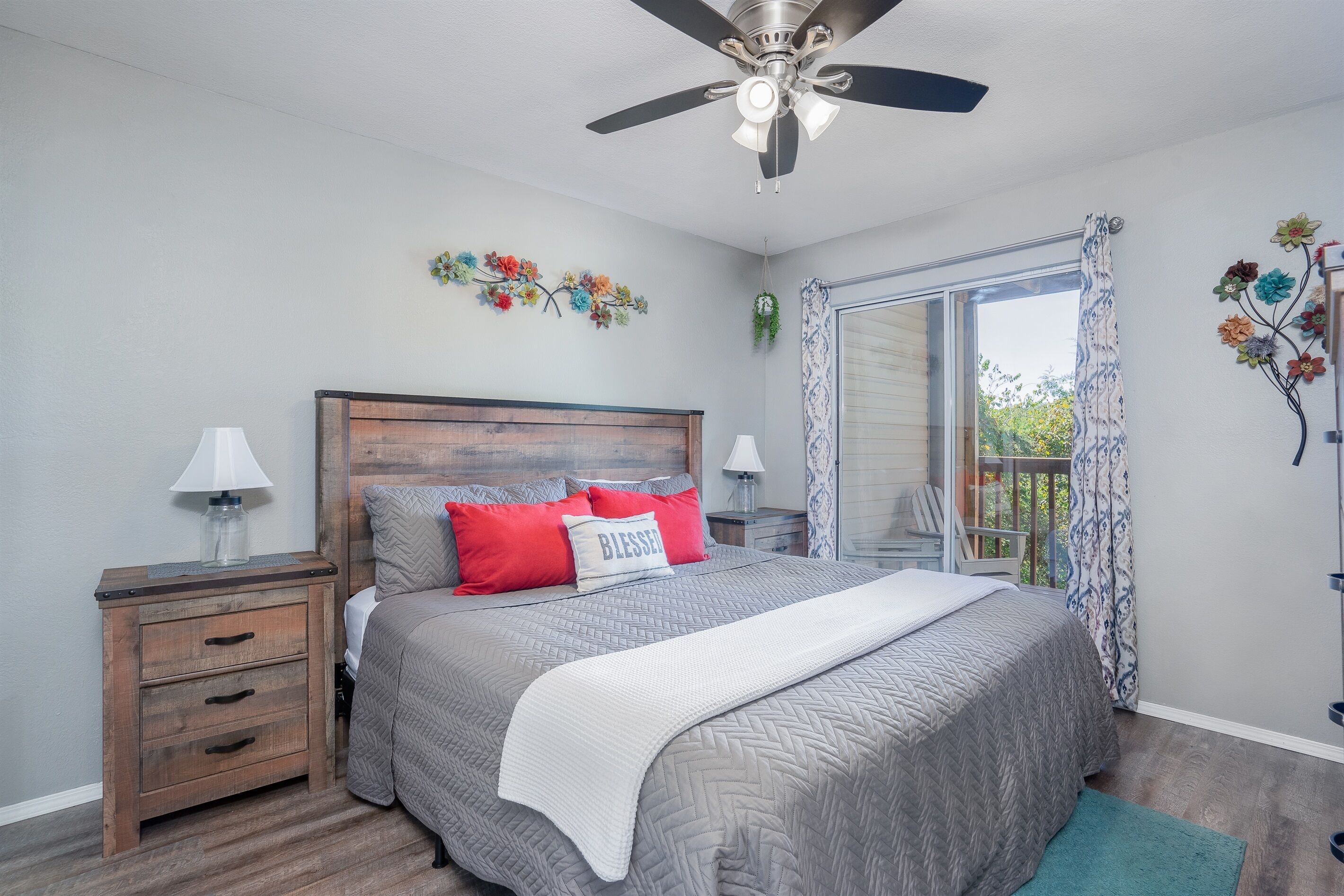 2 habitaciones, tabla de planchar con plancha y cuna de viaje 