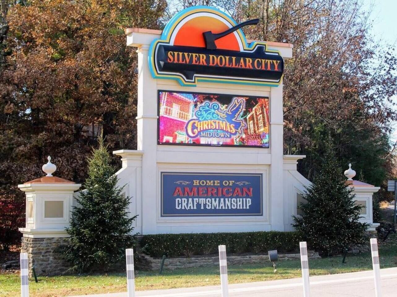 Letrero de Silver Dollar City con temática navideña que menciona la artesanía americana.
