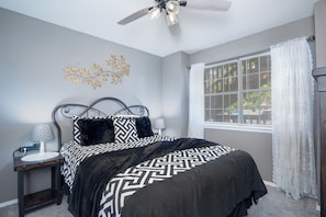 2 bedrooms, iron/ironing board, travel cot, free WiFi - Walk-In Condo Near SDC | 24’ Private Deck (Branson)
