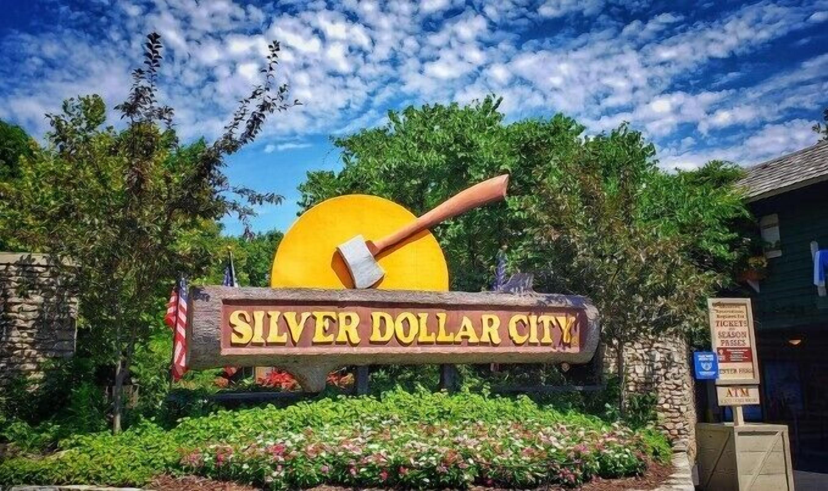 Une enseigne pour Silver Dollar City, représentant un marteau et un drapeau américain.