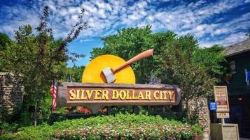 Une enseigne pour Silver Dollar City, représentant un marteau et un drapeau américain.