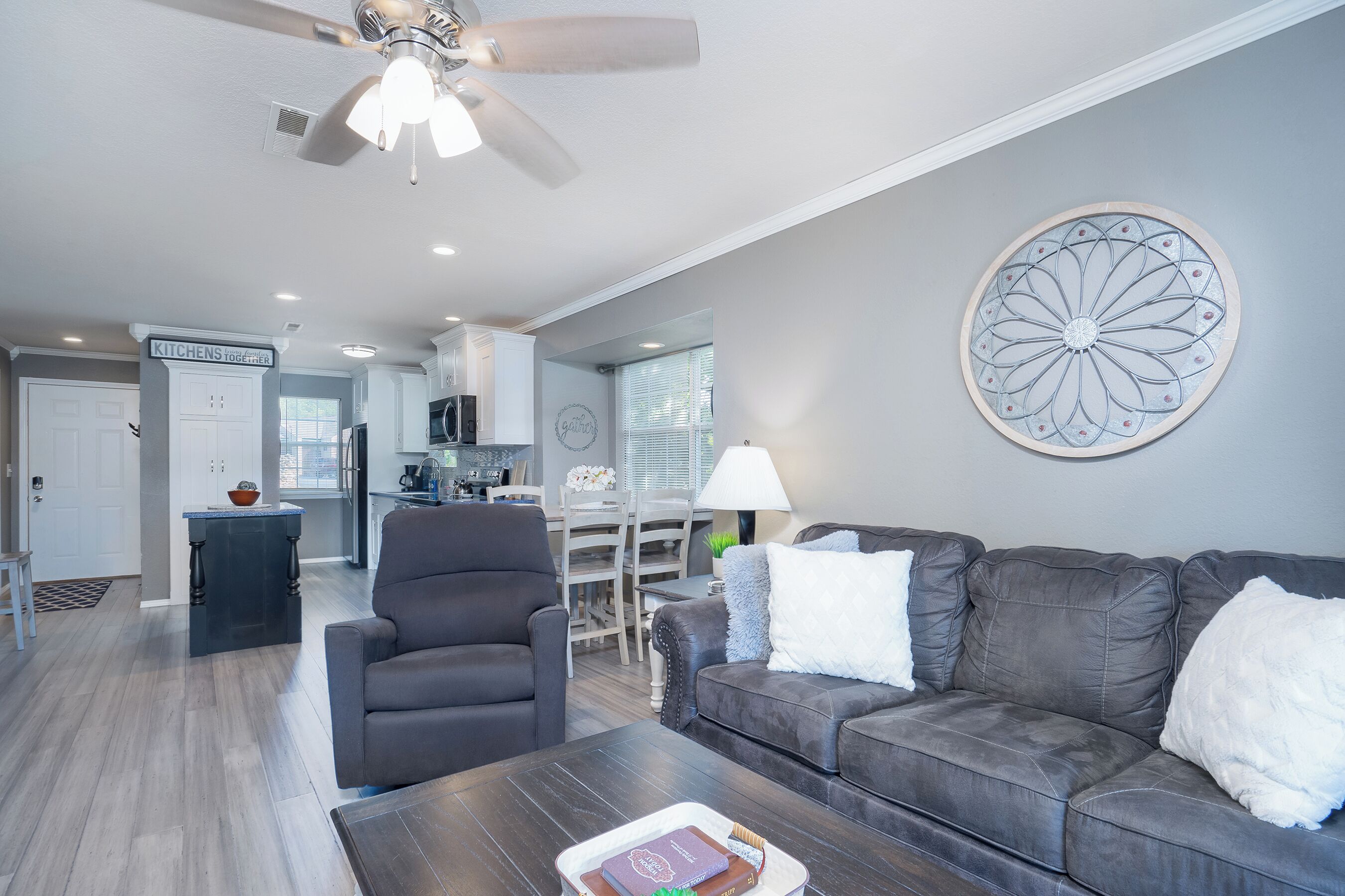 TV connectée, lecteur de DVD, livres