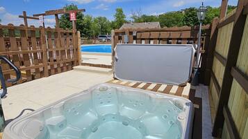 Tina de hidromasaje al aire libre