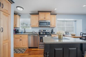 Geladeira, micro-ondas, fogão, cooktop